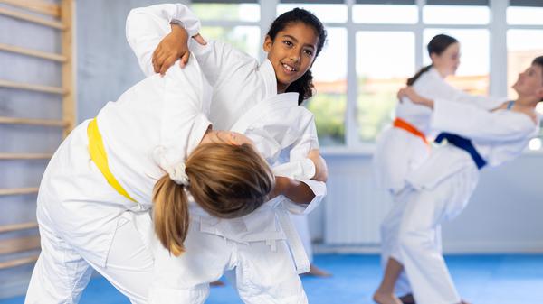 Bei Kampfsportarten (Judo) wird der ganze Körper trainiert und Werte wie Fairplay vermittelt. 