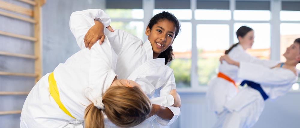 Bei Kampfsportarten (Judo) wird der ganze Körper trainiert und Werte wie Fairplay vermittelt.