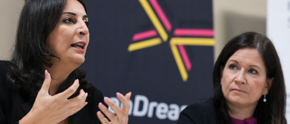 Bildungssenatorin Katharina Günther-Wünsch (CDU/rechts) startete ein Projekt zur Wertevermittlung an Schulen. 