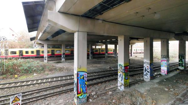 30.01.2025, Berlin - Deutschland. Brücke über die Ringbahn in der Kniprodestraße.