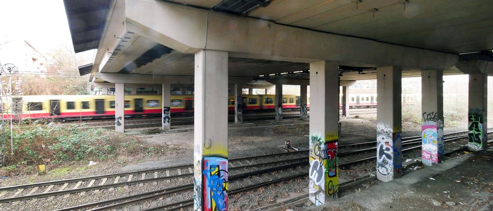 30.01.2025, Berlin - Deutschland. Brücke über die Ringbahn in der Kniprodestraße.