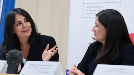 Menschenrechtsaktivistin und Autorin Düzen Tekkal (l) erläuterte am Montag zusammen mit Bildungssenatorin Katharina Günther-Wünsch (CDU) die Arbeit ihrer Organisation „GermanDream“.