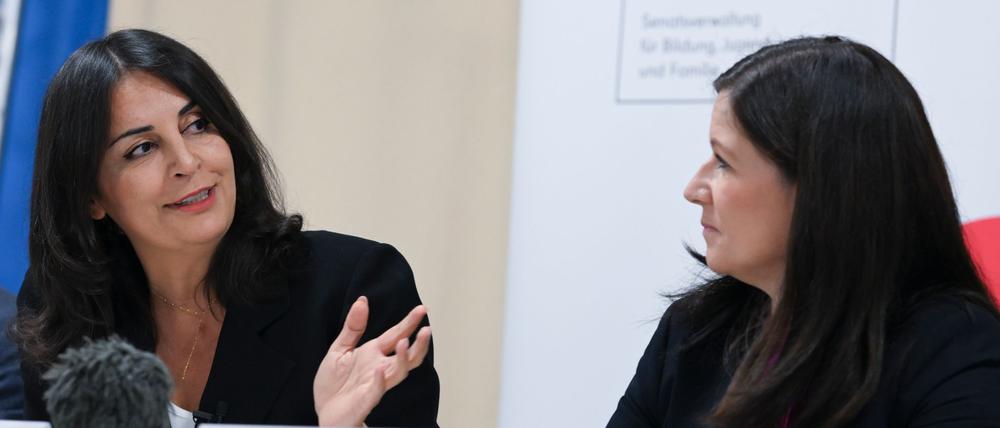 Menschenrechtsaktivistin und Autorin Düzen Tekkal (l) erläuterte am Montag zusammen mit Bildungssenatorin Katharina Günther-Wünsch (CDU) die Arbeit ihrer Organisation „GermanDream“.