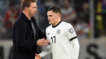 Julian Nagelsmann hält zu Florian Wirtz (r). (Archivbild) 