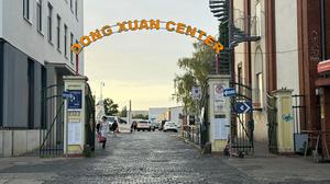 Der Eingang des Dong Xuan Centers in Berlin-Lichtenebrg. (Symbolbild)
