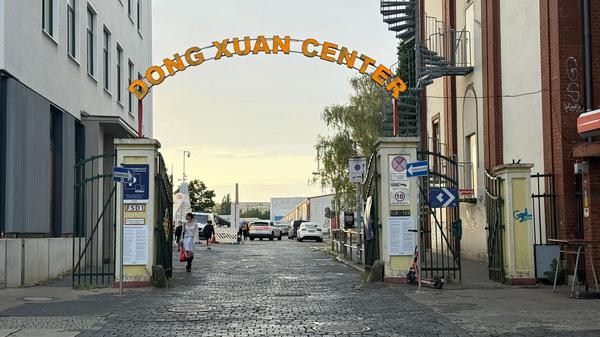 Der Eingang des Dong Xuan Centers in Berlin-Lichtenebrg. (Symbolbild)