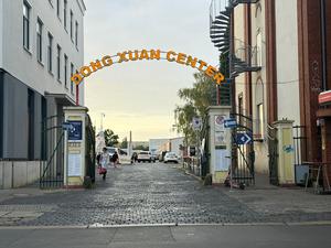 Der Eingang des Dong Xuan Centers in Berlin-Lichtenebrg. (Symbolbild)