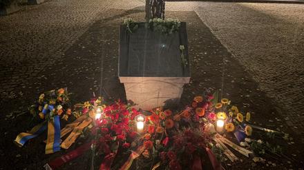 Am 9. November 2025 versammelten sich Passanten zu einer Abdacht und legten Kränze vor dem Gedenkstein ab.