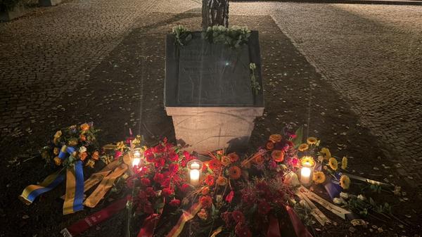Am 9. November 2025 versammelten sich Passanten zu einer Abdacht und legten Kränze vor dem Gedenkstein ab.