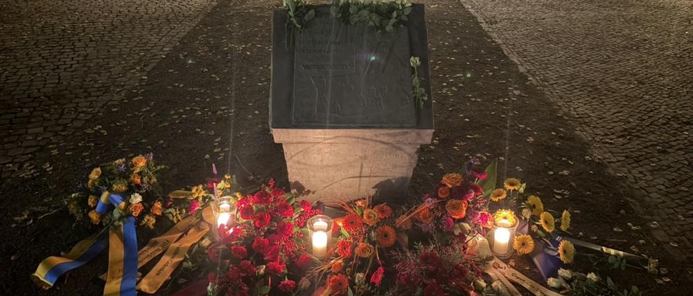 Am 9. November 2025 versammelten sich Passanten zu einer Abdacht und legten Kränze vor dem Gedenkstein ab.