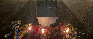 Am 9. November 2025 versammelten sich Passanten zu einer Abdacht und legten Kränze vor dem Gedenkstein ab.