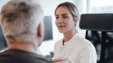 Eine Ärztin im Gespräch mit einem Patienten.