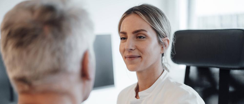 Eine Ärztin im Gespräch mit einem Patienten.