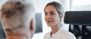 Eine Ärztin im Gespräch mit einem Patienten.