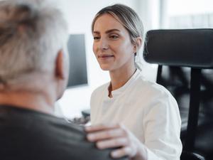 Eine Ärztin im Gespräch mit einem Patienten.