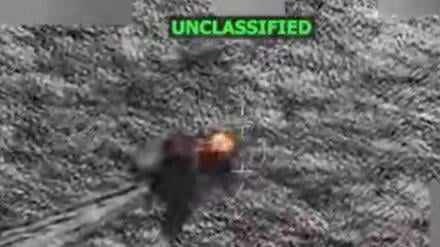 Dieser Screenshot aus einem Video, das US-Verteidigungsminister Pete Hegseth am 10. November 2025 auf seinem X-Account gepostet hat, zeigt laut Hegseth einen tödlichen Angriff auf ein Schiff, das am 9. November 2025 im östlichen Pazifik Drogen transportierte.