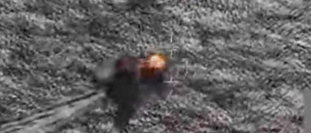 Dieser Screenshot aus einem Video, das US-Verteidigungsminister Pete Hegseth am 10. November 2025 auf seinem X-Account gepostet hat, zeigt laut Hegseth einen tödlichen Angriff auf ein Schiff, das am 9. November 2025 im östlichen Pazifik Drogen transportierte.