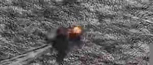 Dieser Screenshot aus einem Video, das US-Verteidigungsminister Pete Hegseth am 10. November 2025 auf seinem X-Account gepostet hat, zeigt laut Hegseth einen tödlichen Angriff auf ein Schiff, das am 9. November 2025 im östlichen Pazifik Drogen transportierte.