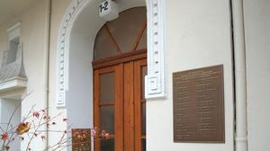 Eine neue Gedenktafel erinnert an der Bregenzer Straße in Berlin-Wilmersdorf an Juden, die in der NS-Zeit verfolgt wurden.