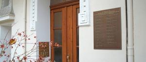 Eine neue Gedenktafel erinnert an der Bregenzer Straße in Berlin-Wilmersdorf an Juden, die in der NS-Zeit verfolgt wurden.