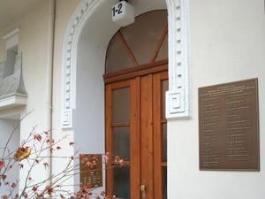 Eine neue Gedenktafel erinnert an der Bregenzer Straße in Berlin-Wilmersdorf an Juden, die in der NS-Zeit verfolgt wurden.