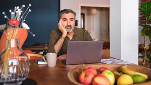 Ein Mann arbeitet von zuhause. 