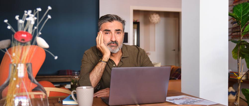 Ein Mann arbeitet von zuhause. 