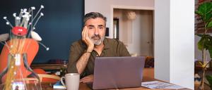 Ein Mann arbeitet von zuhause.