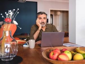 Ein Mann arbeitet von zuhause.