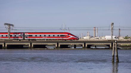 Frecciarossa, Hochgeschwindigkeitszug von Trenitalia, auf der Ponte della Libertá , die Venedig mit dem Festland verbindet (Symbolbild).