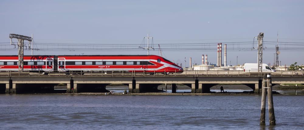 Frecciarossa, Hochgeschwindigkeitszug von Trenitalia, auf der Ponte della Libertá , die Venedig mit dem Festland verbindet (Symbolbild).