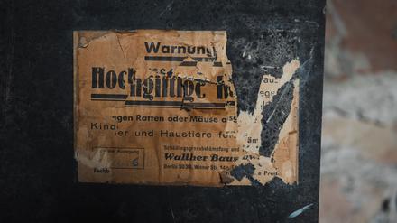 Alte Warnung vor Giftködern im Flughafengebäude Tempelhof. Was im Gebäude instandgesetzt wurde, darüber gibt es kaum Aufzeichnungen. Das macht die Sanierung herausfordernd.