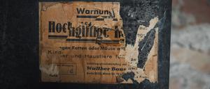 Alte Warnung vor Giftködern im Flughafengebäude Tempelhof. Was im Gebäude instandgesetzt wurde, darüber gibt es kaum Aufzeichnungen. Das macht die Sanierung herausfordernd.