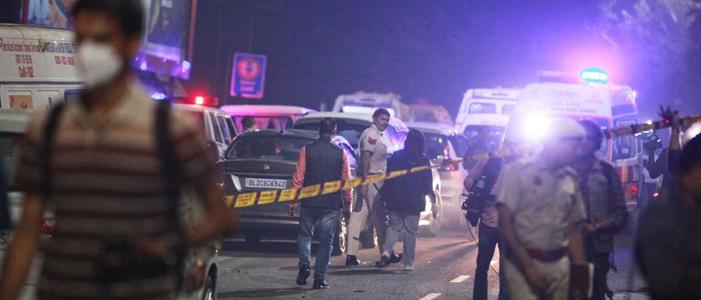 Polizisten sichern das Gelände nach einer Autoexplosion in der Nähe des historischen Roten Forts. 