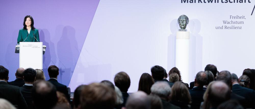 Die Büste Ludwig Erhards ist wieder da.