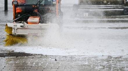 Die BSR ist diesen Winter mit 540 Räum- und Streufahrzeugen im Einsatz. (Archivbild)