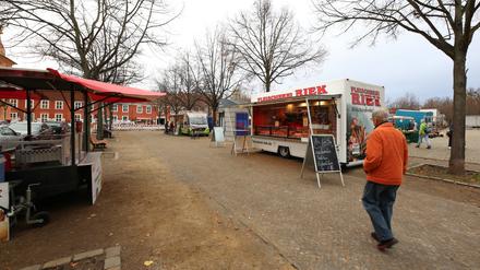 Wochenmarkt Bassinplatz Potsdam. Einige Marktstände auf Grund von Baumaßnahmen rund um den Bassinplatz auf die Gehwege ausweichen.