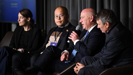 Der Regierende Bürgermeister Kai Wegner (CDU) im Gespräch mit Teilnehmern der Berlin Freedom Conference.