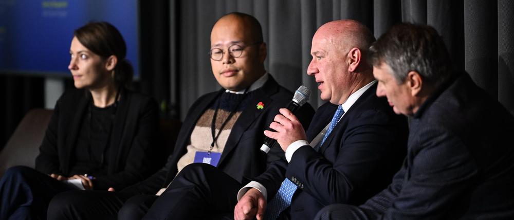 Der Regierende Bürgermeister Kai Wegner (CDU) im Gespräch mit Teilnehmern der Berlin Freedom Conference.