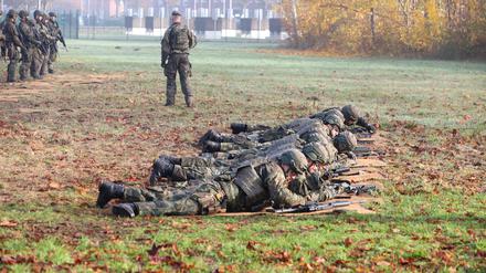 Besuch in Münster: Verteidigungsminster beim Heimatschutzregiment 2 Rekrutinnen und Rekruten bei der Basisausbildung Handwaffenausbildung. 