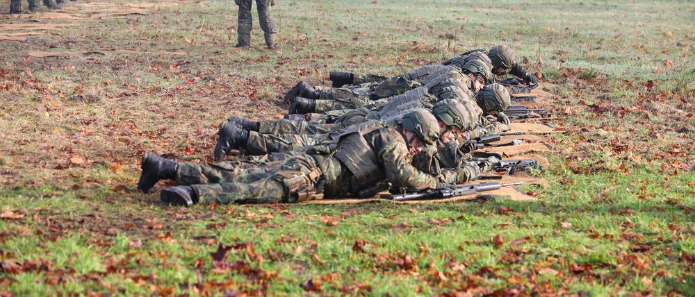 Besuch in Münster: Verteidigungsminster beim Heimatschutzregiment 2 Rekrutinnen und Rekruten bei der Basisausbildung Handwaffenausbildung. 