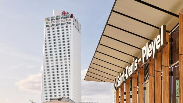 Alles neu: Das H4 Hotel Wyndham Pleyel Paris Resort und der neue Metro-Bahnhof Saint-Denis – Pleyel des japanischen Architekten Kengo Kuma (im Vordergrund).