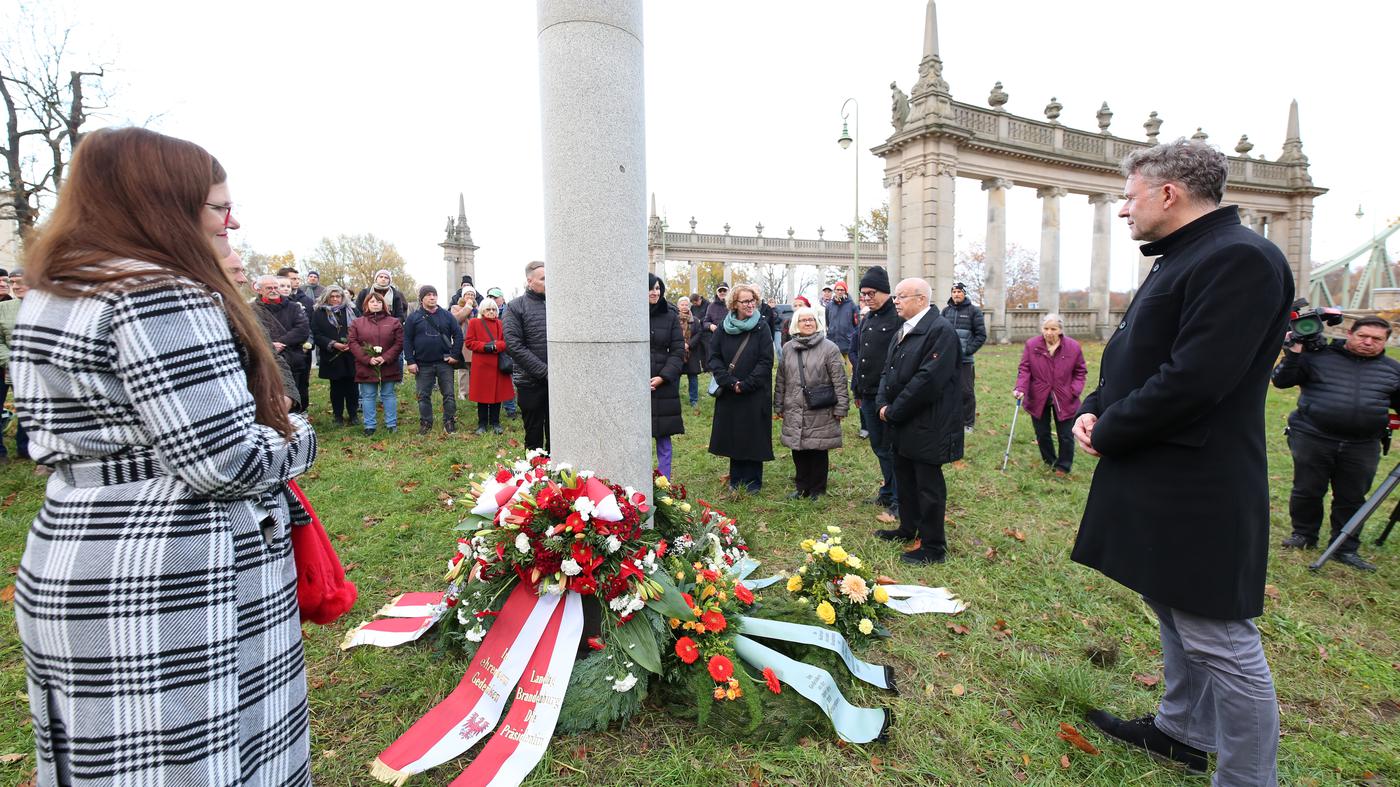 Gedenken-an-die-Zeit-des-Mauerfalls-in-Potsdam-Bremsen-f-r-die-deutsche-Einheit-