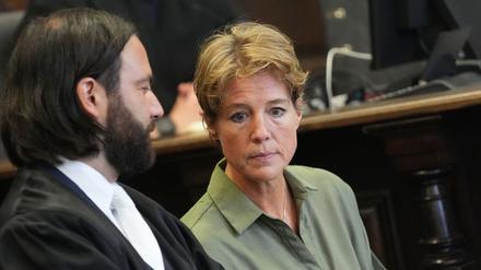 Christina Block, deutsche Gastronomin und Unternehmerin, sitzt neben ihrem Anwalt, Ingo Bott, zu Beginn des Prozesses wegen mutmaßlicher Kindesentführung im Sitzungssaal im Landgericht Hamburg (Archivbild).