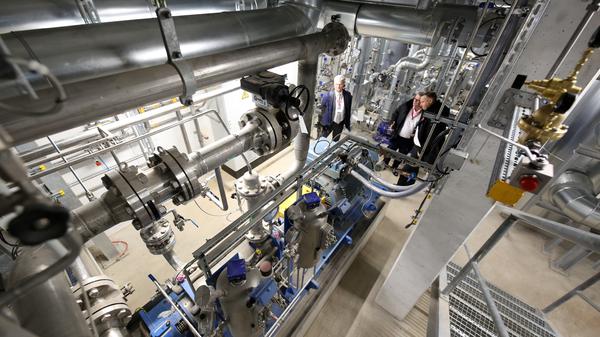 Rohre, Pumpen und Wärmetauscher in der Geothermie-Energiezentrale in der Potsdamer Heinrich-Mann-Allee.