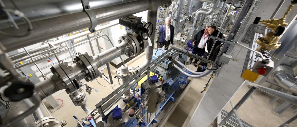 Rohre, Pumpen und Wärmetauscher in der Geothermie-Energiezentrale in der  Potsdamer Heinrich-Mann-Allee.