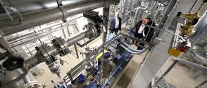 Rohre, Pumpen und Wärmetauscher in der Geothermie-Energiezentrale in der Potsdamer Heinrich-Mann-Allee.