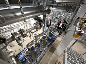 Rohre, Pumpen und Wärmetauscher in der Geothermie-Energiezentrale in der  Potsdamer Heinrich-Mann-Allee.