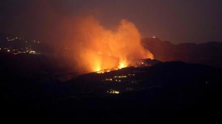 Feuer breitet sich in den Waldgebieten aus – die Folgen eines israelischen Angriffs am 10. November 2025 auf die Außenbezirke des südlibanesischen Dorfes Qatrani in der Nähe von Jezzine.