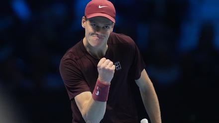 Jannik Sinner holt im ersten Gruppenspiel der ATP Finals den ersten Sieg. 